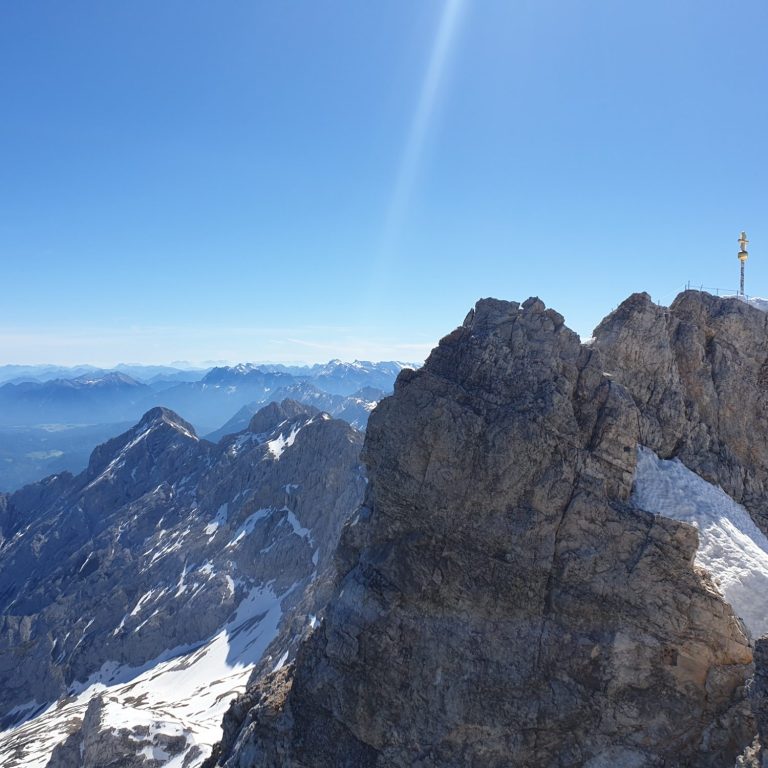 Blick vom Gipfel der Zugspitze auf die Alpen bei Garmisch-Partenkirchen.