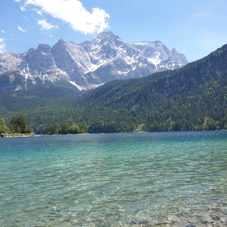 Türkisblauer Eibsee mit Blick auf die Zugspitze bei Garmisch-Partenkirchen.